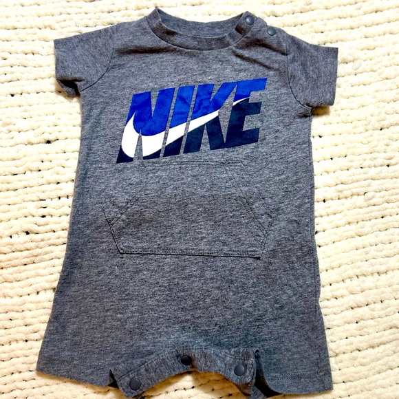 ⭐️$4 When Bundled⭐️Nike Baby Boy Gray Romper - Picture 1 of 3